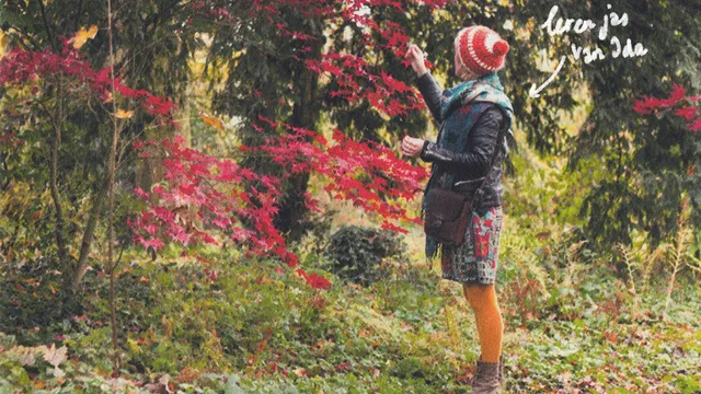 Weike in de jas van haar moeder Ida