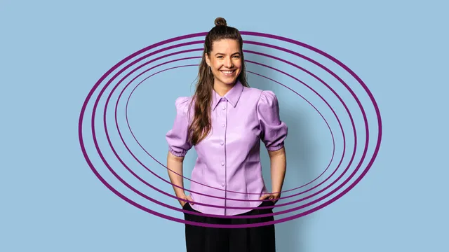 Presentatrice van Vrije Geluiden op NPO Klassiek kijkt lachend naar de camera