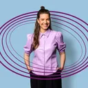 Presentatrice van Vrije Geluiden op NPO Klassiek kijkt lachend naar de camera