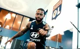 Memphis Depay - met beide benen