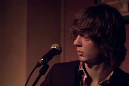 De concentratie is van het gezicht van gitarist Timo Pisart af te lezen