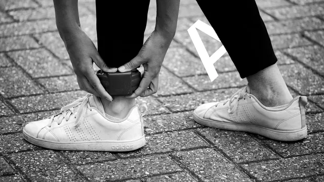 Persoon met enkelband op straat