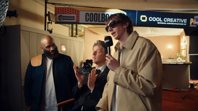 Willie Wartaal, Fjeze Fur en Faberyayo worden geïnterviewd bij de edisons, faberyayo heeft de microfoon vast