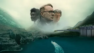 3 gezichten in de lucht boven een landschap, links rotsen, midden de zee en rechts een bos.