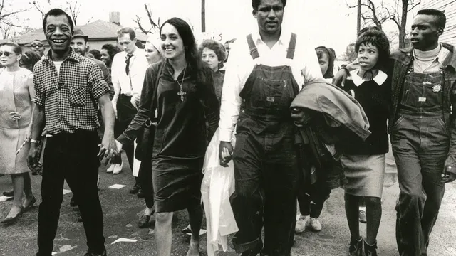 James-Baldwin-Joan-Baez-James-Forman-tijdens-de-Selma-March-1965 (1).jpg