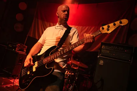 Bassist van Ploegendienst