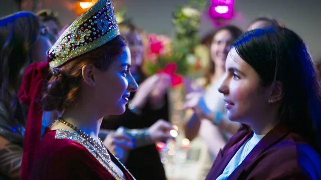 Beş. 
Links is Eda Akova als IREM, Rechts is Zehra Göktas als  ASLI