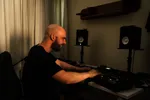 De Utrechtse muzikant Henk Bok bespeelt zijn synthesizer in zijn thuisstudio