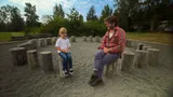 Zach Galifianakis in gesprek met een kind in This Is a Gardening Show