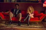Ato Essandoh als Lester Grimes en Juno Temple als Jamie Vine in Vinyl