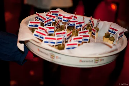 Eenmaal door de kaartcontrole wachtte de bezoeker een oer-Hollands onthaal in de vorm van een keesplankje, aangeboden door Kees zelf.