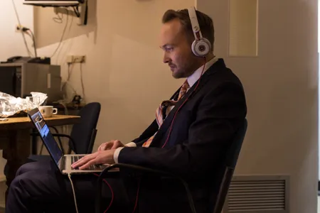 In de pauzes timmert Arjen aan de weg van zijn muzikale carrière