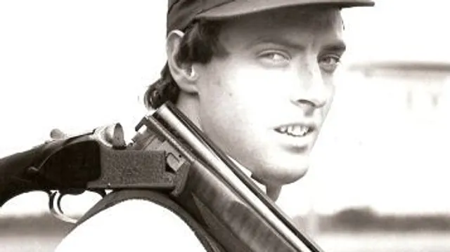 Eric Swinkels met geweer over de schouder