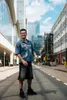 spontaan vrolijke foto van DJ met lach als alternatief