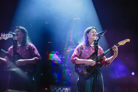 Zangeres op podium met gitaar