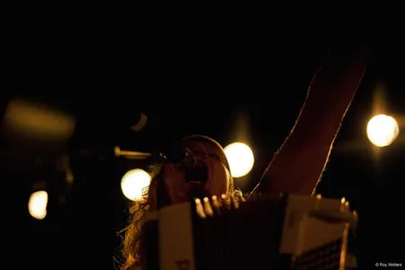 “Eyooo! Cavia, cavia!” We verstonden ze al niet en dachten eigenlijk dat het aan ons lag, maar volgens de band zelf laten ze je meebrullen in een taal die je niet kent, de taal van een plek ten oosten van je fantasie. Ah, vandaar...