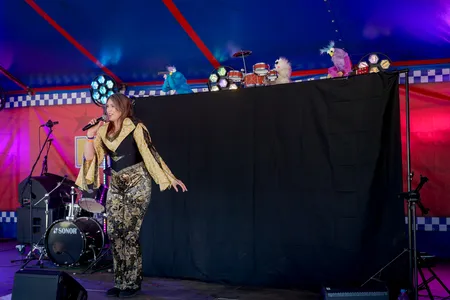 The Crazy Puppet Lady op de Zwarte Cross 2026