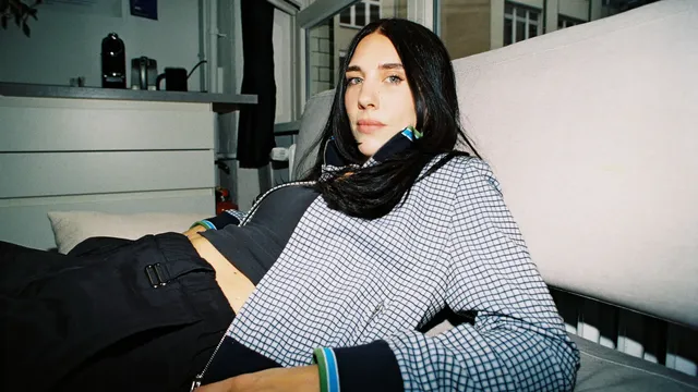 Dj philippa pacho, half liggend geportretteerd