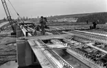 31 Oktober 1967
AMSTERDAM: In de nieuwe Amsterdamse stadswijk Bijlmermeer wordt op het ogenblik hard gewerkt om er een bewoonbaar gebied van te maken. Op de foto een beeld van de bouw van brug 1017 met op de achtergrond het dijklichaam van de stadsspoorweg.