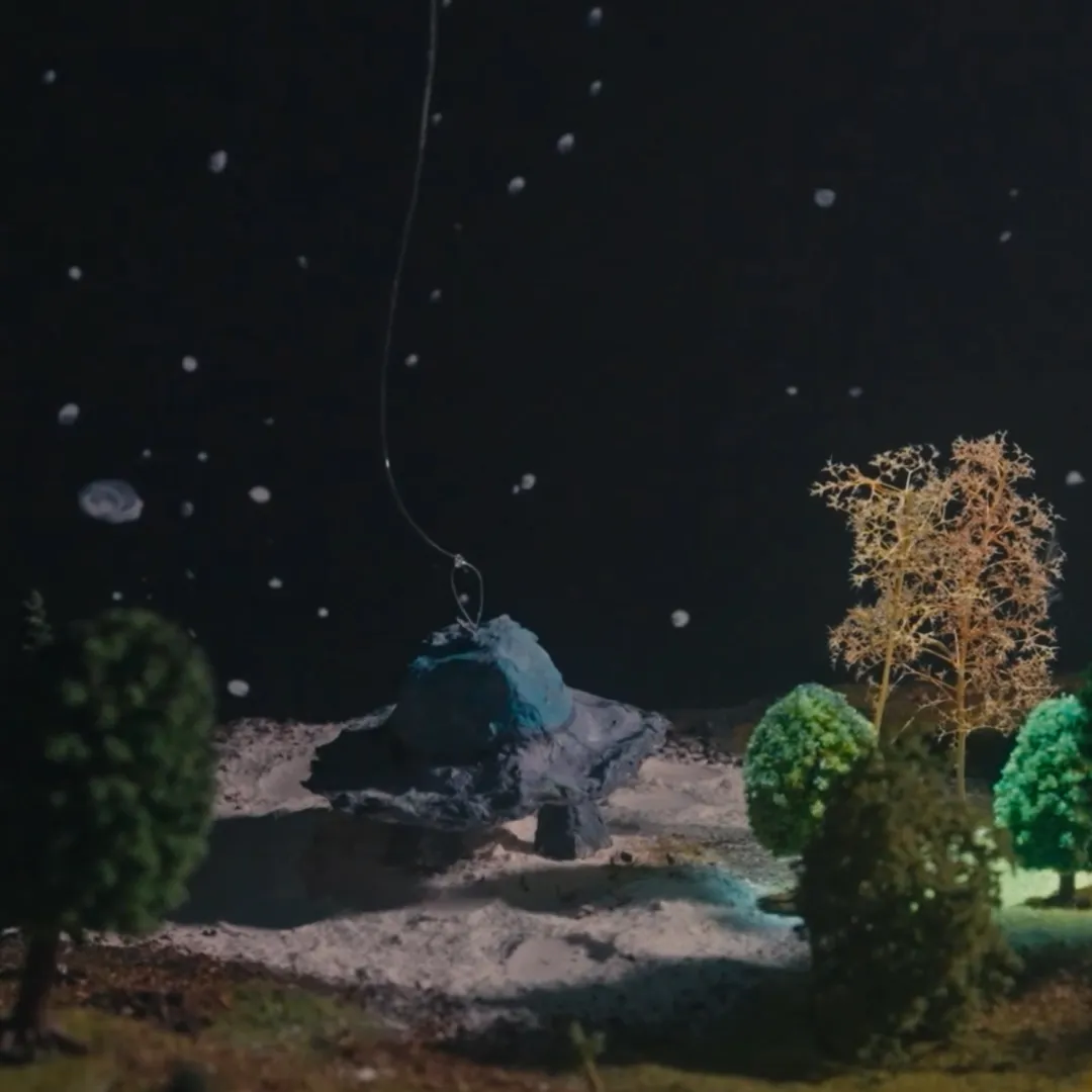 Animatie van een ufo die tussen die geland is op een planeet en omringd is door kleine bomen.