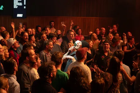 Zanger van Splendid zingend tussen het publiek tijdens het optreden