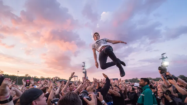 Crowdsurfing tijdens Green Day op Pinkpop 2017