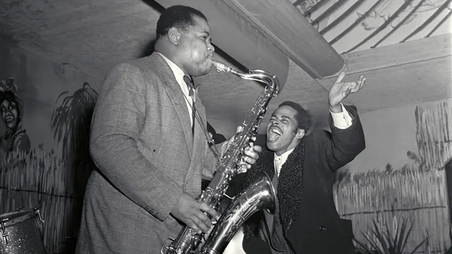 saxofonist Kid Dynamite in nachtclub La Cubana