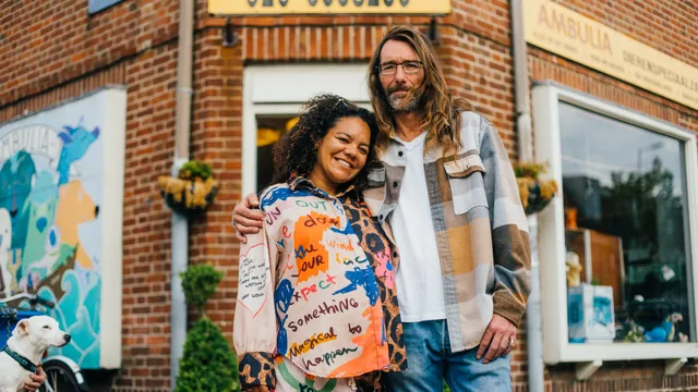 Dennis en zijn vriendin voor hun winkel