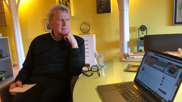 Adriaan van Dis luistert plantage van onze voorouders