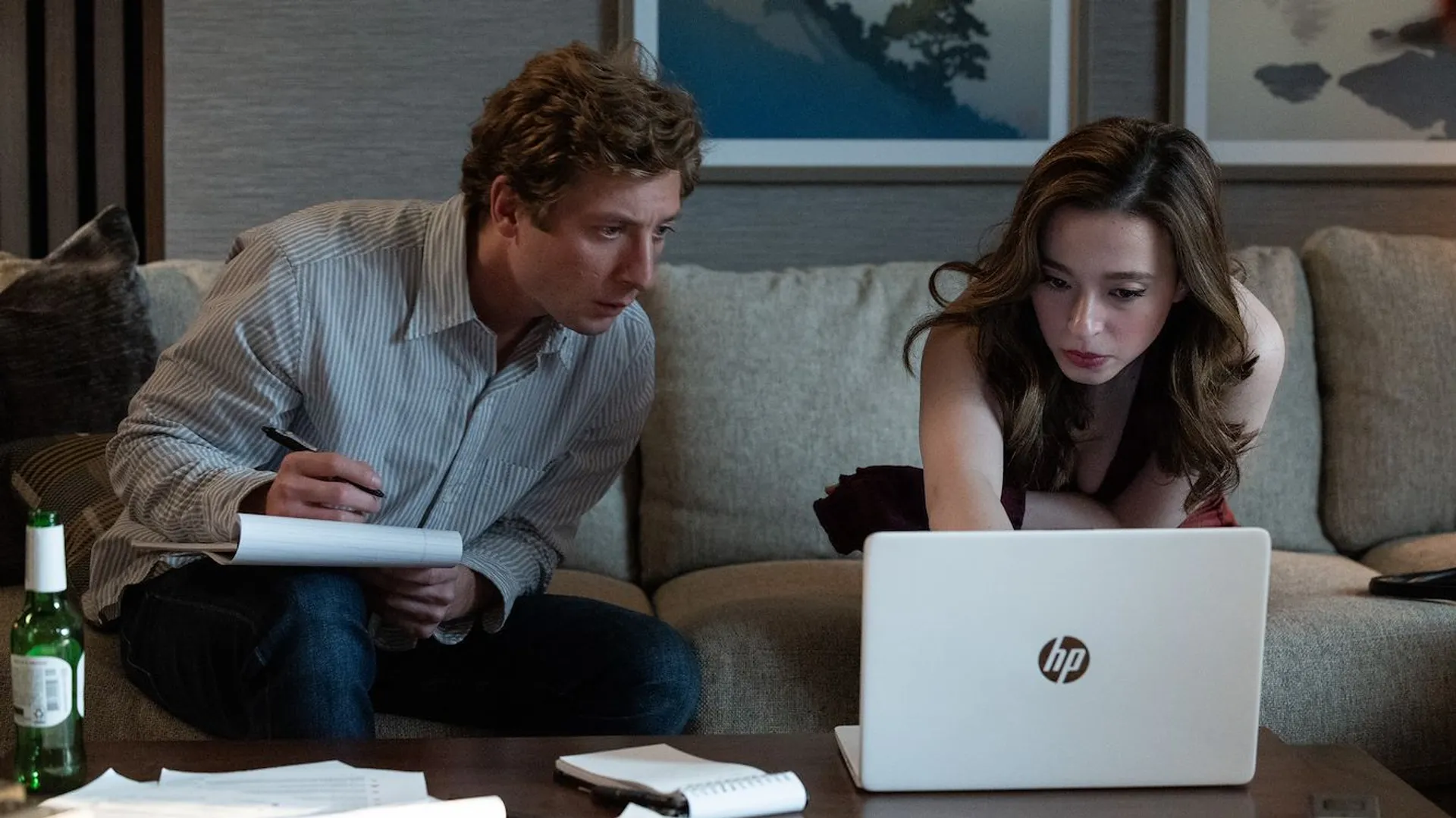Jeremy Allen White als Jeff Horwitz en Mikey Madison als Frances Haugen in The Social Reckoning