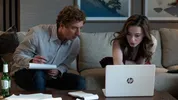 Jeremy Allen White als Jeff Horwitz en Mikey Madison als Frances Haugen in The Social Reckoning