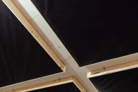 Plafond van een oefenruimte in het nieuwe dB's