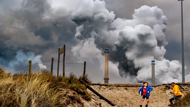 WIJK AAN ZEE - De hoogovens van Tata Steel gezien vanaf het strand. Het RIVM komt met een onderzoek naar de herkomst van de stofneerslag in de lucht in de regio IJmond, de omgeving waar de fabrieken van Tata Steel staan.