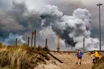 WIJK AAN ZEE - De hoogovens van Tata Steel gezien vanaf het strand. Het RIVM komt met een onderzoek naar de herkomst van de stofneerslag in de lucht in de regio IJmond, de omgeving waar de fabrieken van Tata Steel staan.