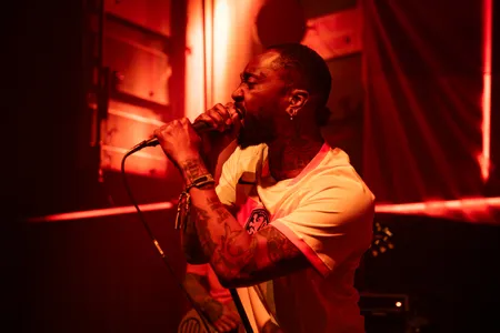 De zanger van Ploegendienst in actie