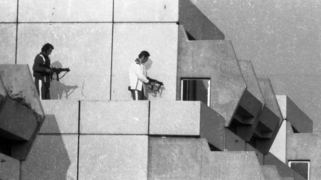 Olympische Spiele in Muenchen 1972 DEU, Deutschland, Muenchen: Die Olympischen Spiele in Muenchen 1972 waren ueberschattet von einem Anschlag von Terroristen des Schwarzen September auf die israelische Mannschaft am 5.9.1972.. Nach dem Attentat. Polizeieinsatz im Olympischen Dorf. DEU, Germany, Munich: The 1972 Olympic Games in Munich were overshadowed by an attack by terrorists of the Black September on the Israeli team on 5 September 1972. Bayern