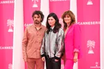 Bram Schouw, Hannah van Vliet en Marnie Blok op de roze loper van Canneseries festival 2023
