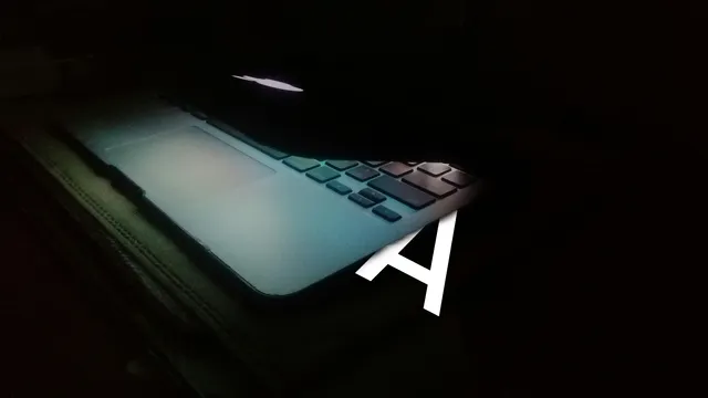 Half dichtgeklapte laptop