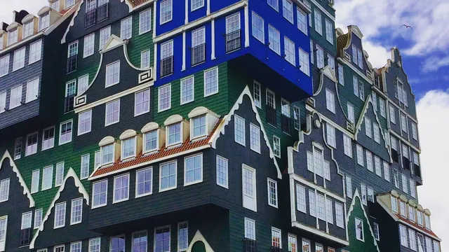 Zaanse huisjes op elkaar gestapeld als hotel in Zaandam