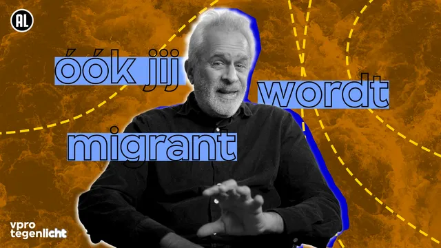 Een thumbnail van denker Ash Amin waar hij nadrukkelijk iets zegt. Op de achtergrond is een oceaan te zien, in het beeld staat ook de tekst ook jij wordt migrant