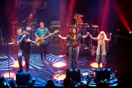 De vocalisten en bassist van Splendid op het podium tijdens een optreden in de Nobel in Leiden.