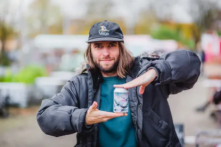 Roy @ met een Yuzu Pale Ale van Le Guess Who?