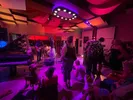 Publiek kijkt naar een optreden van de band Integration in Studio Moskou