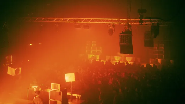 Een rokerige club met een mega-geluidssysteem
