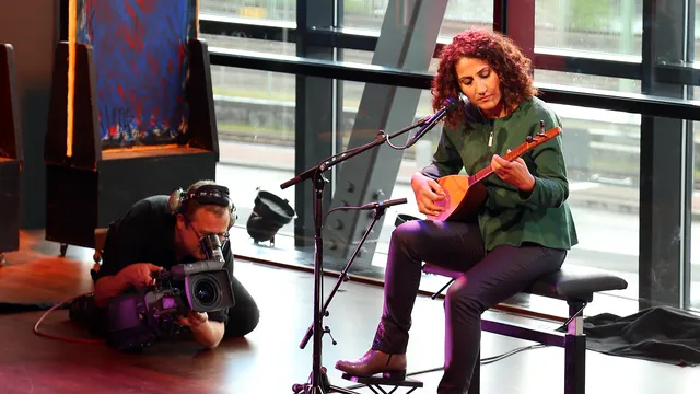 Zangeres Aynur is te zien tijdens het Morgenland festival