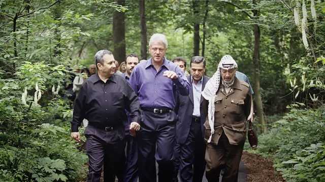 vlnr vooraan Ehud Barak, Bill Clinton, Yasser Arafat