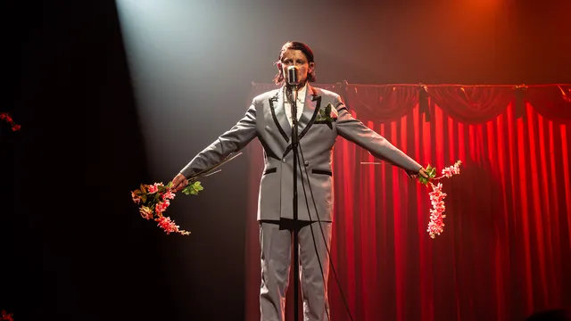 Elmer op het podium in het Chassé Theater