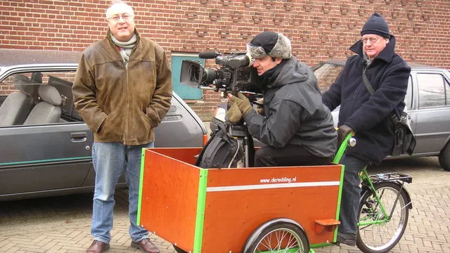 De bakfiets waarmee de "rijers" in Boschveld werden gemaakt werd belangeloos beschikbaar gesteld door de "fietsende fietsenmaker"  van Den Bosch, Hans de Wit, en werd vervaardigd door Bakfietsbouwerij De Redding. Vlnr: Frans Emmerik van Woningcorporatie SSW, cameraman Stefano Bertacchini en regisseur Rudi Boon.