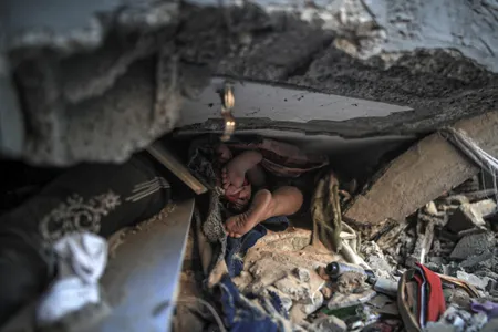 Zaanoun documenteert de schade na een bombardement in Gaza.