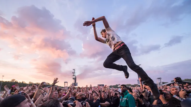 Crowdsurfing tijdens Green Day op Pinkpop 2017